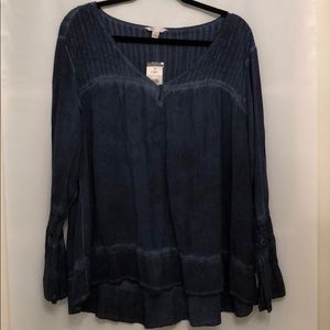 Super cute navy Cato top